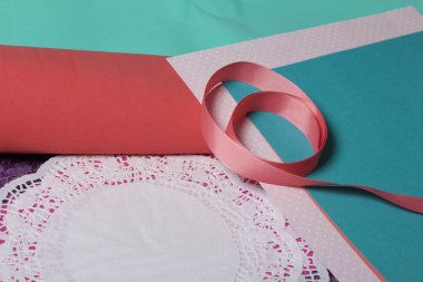 Kağıt, karton ve teyp tebrik kartları yapmak.