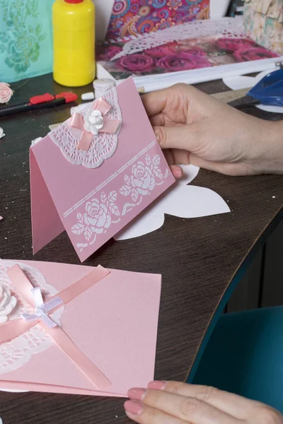 Hacer Tarjetas Felicitación Con Papel Cartón Cinta Adhesiva Mujer Artesana — Foto de Stock