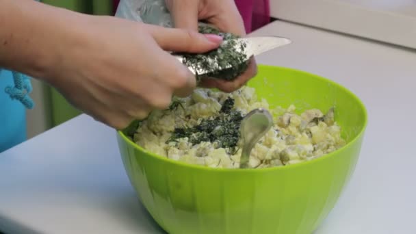 一个女人在沙拉里加了子 烹饪肉类沙拉配鸡蛋 黄瓜和豌豆 — 图库视频影像