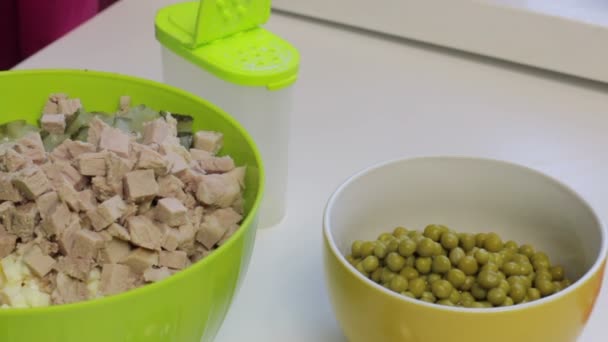Egy Hozzáadása Saláta Főzés Hús Saláta Tojás Burgonya Uborka Borsó — Stock videók