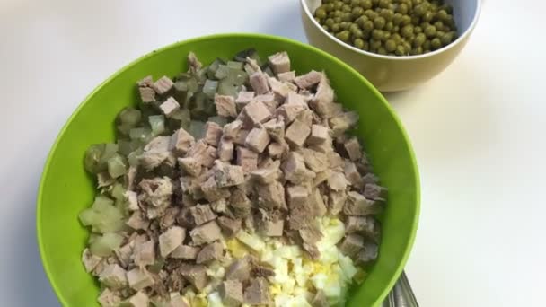 Cozinhar Salada Carne Com Ovos Batatas Pepinos Ervilhas — Vídeo de Stock