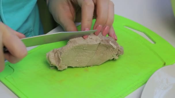 Frau Hackt Gekochtes Fleisch Fleischsalat Mit Eiern Kartoffeln Gurken Und — Stockvideo