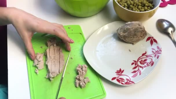 Женщина Отрезает Вареное Мясо Готовить Мясной Салат Яйцами Картошкой Огурцами — стоковое видео