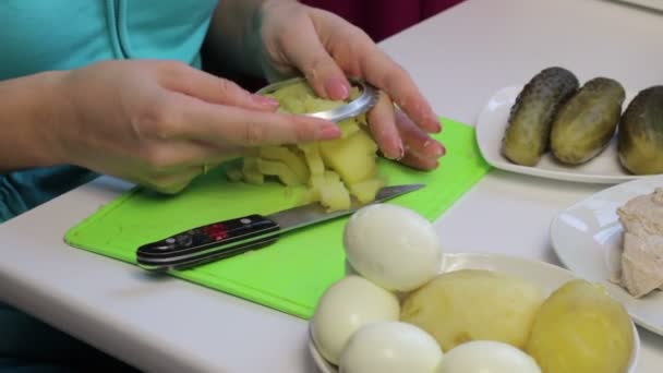 Γυναίκα Μπριζόλες Βραστές Πατάτες Υλικά Για Σαλάτα Στην Επιφάνεια Του — Αρχείο Βίντεο