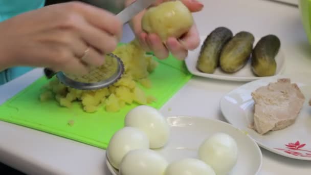 Szelet Petrezselymes Burgonyával Hozzávalók Saláta Felszínen Asztal Főzés Hús Saláta — Stock videók