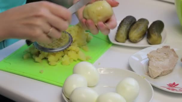 Kvinnan Hugger Kokt Potatis Ingredienser För Sallad Ytan Tabellen Matlagning — Stockvideo