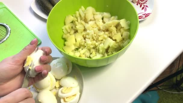 妇女用其他成分在容器中切煮鸡蛋 烹饪肉类沙拉配鸡蛋 黄瓜和豌豆 — 图库视频影像