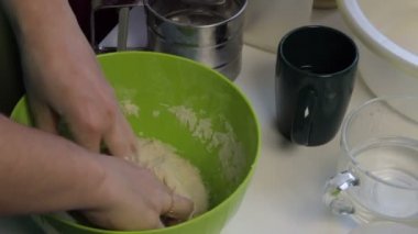 Bir kadın eline hamur kneads. Ekmek pişirme.