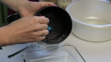 Bir kadın bir ekmek yemek pişirme ayçiçek yağı ile smear. Mutfak fırçayı kullanır. Ekmek pişirme.