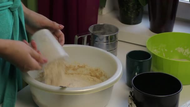 一名妇女在一碗酸面面包中加入面粉 以便随后将面团揉起来 在家做面包 — 图库视频影像