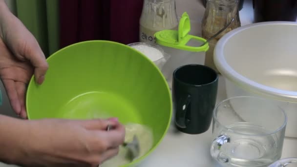 一个女人把盆里的水和酸面面包混合在一起 然后揉面团 在家做面包 — 图库视频影像