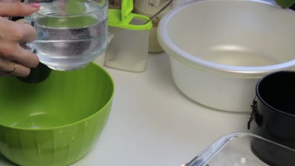 Kobieta Nalewa Wody Basenu Dla Kolejnych Wyrabiania Ciasta Gotowanie Domu — Wideo stockowe