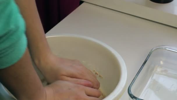 Uma Mulher Esfrega Mãos Com Bolo Massa Para Assar Cozinhar — Vídeo de Stock