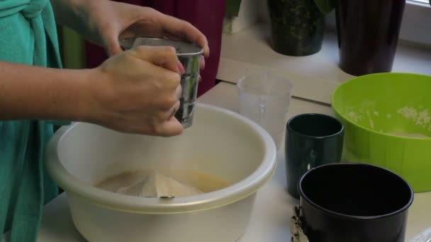 Женщина Просеивает Муку Решето Приготовление Хлеба Дома — стоковое видео