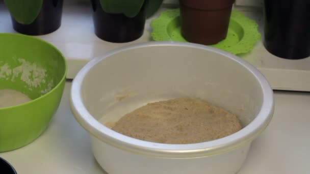 Столе Миске Два Хлебных Пирога Теста Приготовление Хлеба Дома — стоковое видео