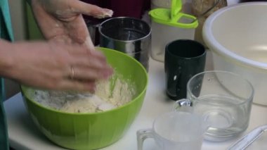 Kadın bir havza hamur kneads. Ekmek pişirme