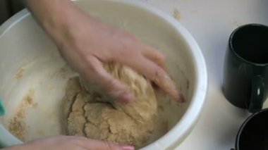 Kadın bir havza hamur kneads. Kapkacak ve aletleri ekmek için. Ekmek pişirme.