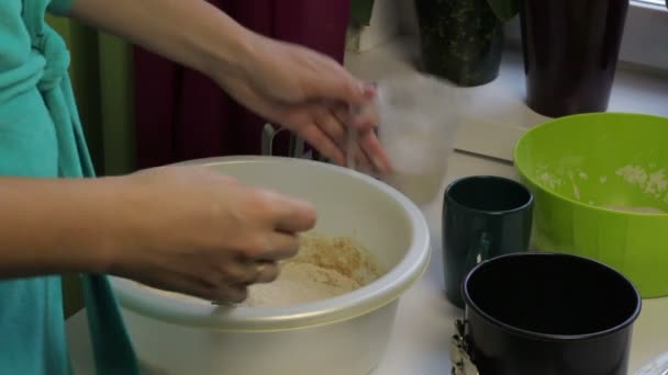 女人在脸盆里揉面团 烘焙面包用的器具和工具 在家做面包 — 图库视频影像