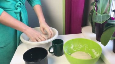 Bir kadın bir hamur pasta pişirme için elleriyle losyonları. Ekmek pişirme. Ağır çekim