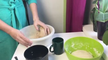 Bir kadın bir hamur pasta pişirme için elleriyle losyonları. Ekmek pişirme. Timelapse.