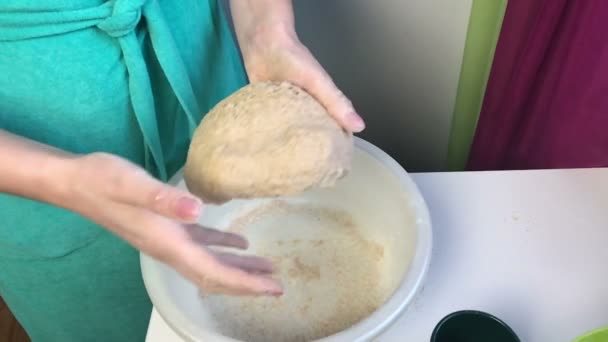 女性は 彼女の手で生地を練る 家庭での調理パン スローモーション — ストック動画