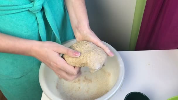 Kvinna Knådar Degen Händerna Matlagning Bröd Hemma Slow Motion — Stockvideo