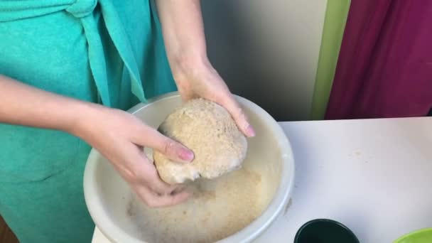 Uma Mulher Amassa Massa Nas Mãos Cozinhar Pão Casa Movimento — Vídeo de Stock