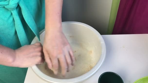Kvinna Gnuggar Händerna Med Deg Tårta För Bakning Matlagning Bröd — Stockvideo