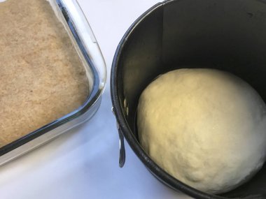 Hamur kek kalıpları pişirme yerleştirilir. Ekmek pişirme.