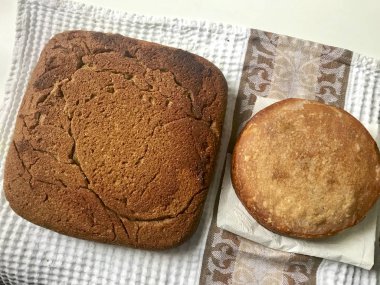 Taze pişmiş somun ekmek bir kırmızı kabuk serin bir havlu ile.