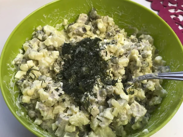 Eneldo Añade Recipiente Con Ensalada Carne Cocinar Ensalada Carne Con —  Fotos de Stock