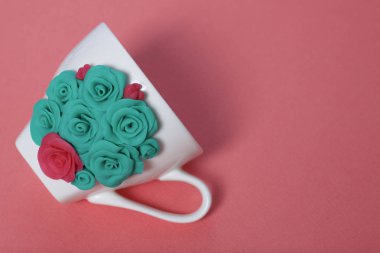 Kupa, polimer kil yapılan çiçeklerle süslenmiş. El sanatları polimer Clay. Polimer kil yapılan sıva ile dekore edilmiş kupa