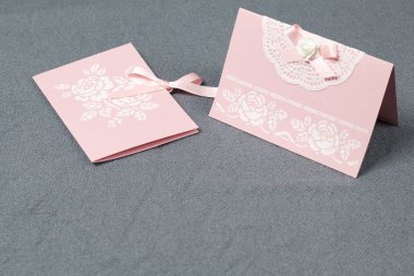 Kağıt, karton ve teyp tebrik kartları yapmak.