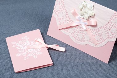 Kağıt, karton ve teyp tebrik kartları yapmak.