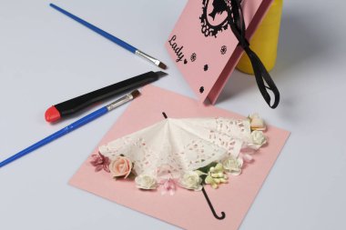 Kağıt, karton ve teyp tebrik kartları yapmak. Yüzeyi yakındaki araçları kendi üretimi için.