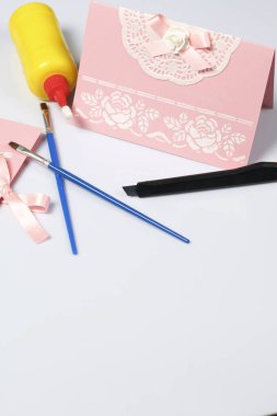 Kağıt, karton ve teyp tebrik kartları yapmak. Yüzeyi yakındaki araçları kendi üretimi için.