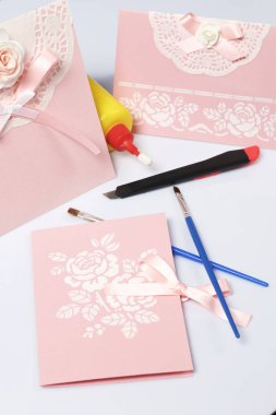 Kağıt, karton ve teyp tebrik kartları yapmak. Yüzeyi yakındaki araçları kendi üretimi için.