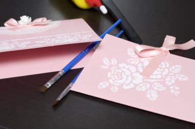 Kağıt, karton ve teyp tebrik kartları yapmak. Yüzeyi yakındaki araçları kendi üretimi için.