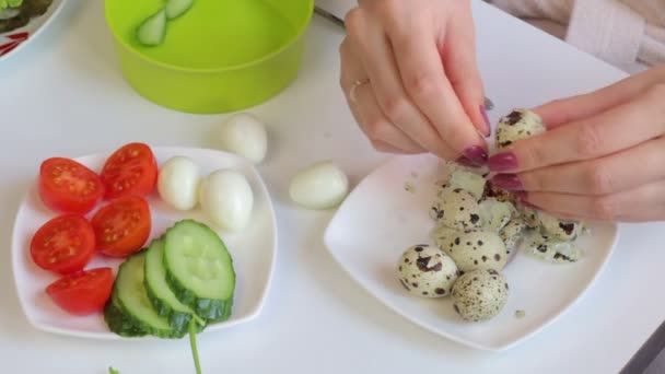 Женщина Очищает Вареные Перепелиные Яйца Скорлупы Приготовления Салата — стоковое видео