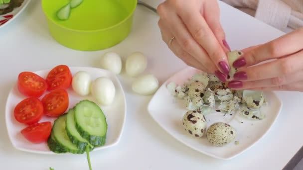 Женщина Очищает Вареные Перепелиные Яйца Скорлупы Отложим Сторону Приготовления Салата — стоковое видео