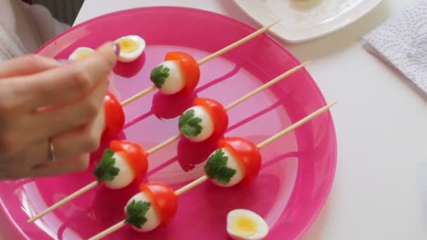 Una Mujer Decora Plato Con Pinchos Madera Con Huevos Codorniz — Vídeo de stock