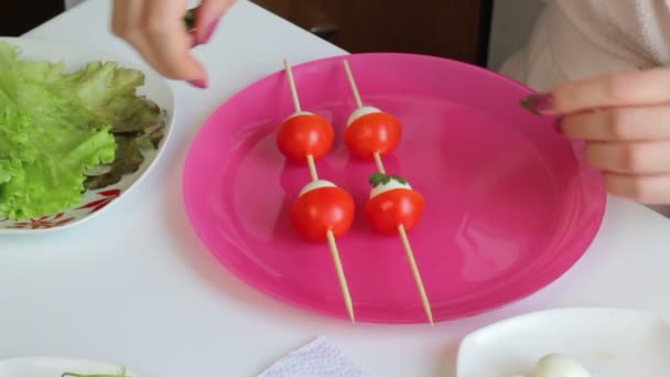 女性を飾るウズラのゆで卵とパセリと木製の串でつなぎ トマト半分 — ストック動画