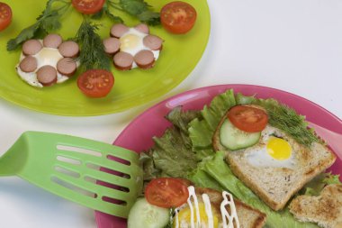 Kahvaltı sosis, bıldırcın yumurtası, otlar ve sebze.