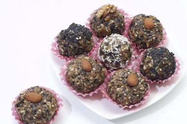 Bal, yapılan tatlılar doğranmış kuru kayısı ve ceviz. Susam ve Hindistan cevizi serpin.