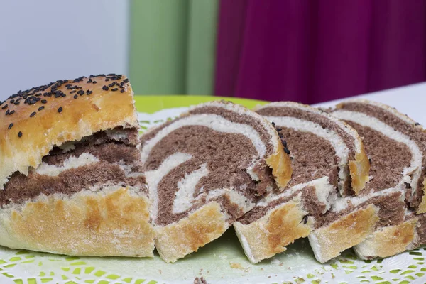 Pane Appena Sfornato Fetta Mostra Macchie Cacao — Foto Stock