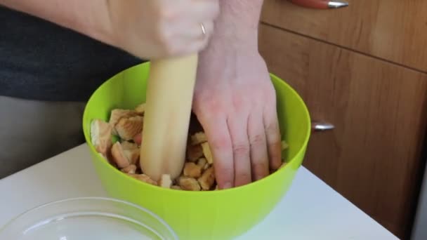 Ein Mann Schneidet Mit Einem Hölzernen Nudelholz Kekse Zur Herstellung — Stockvideo
