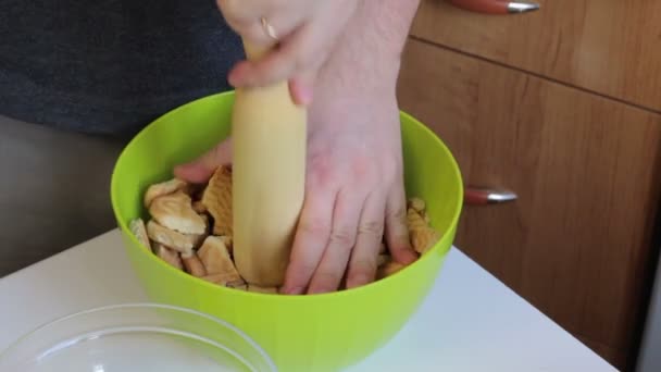 Een Man Hakken Cookies Met Een Houten Deegrol Voor Het — Stockvideo