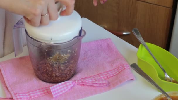 Een Vrouw Hiermee Sluit Een Blender Hakt Ingrediënten Voor Het — Stockvideo