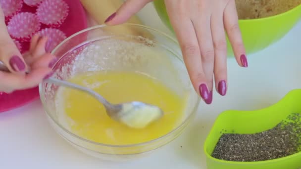 Uma Mulher Deixa Cair Cacau Manteiga Derretida Mistura Para Fazer — Vídeo de Stock