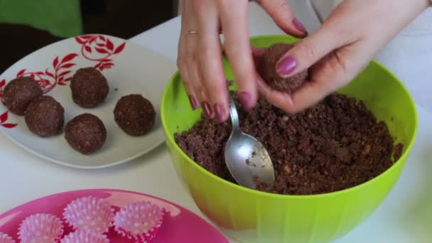 Una Mujer Hace Bolas Una Mezcla Cacao Polvo Mantequilla Derretida — Vídeo de stock